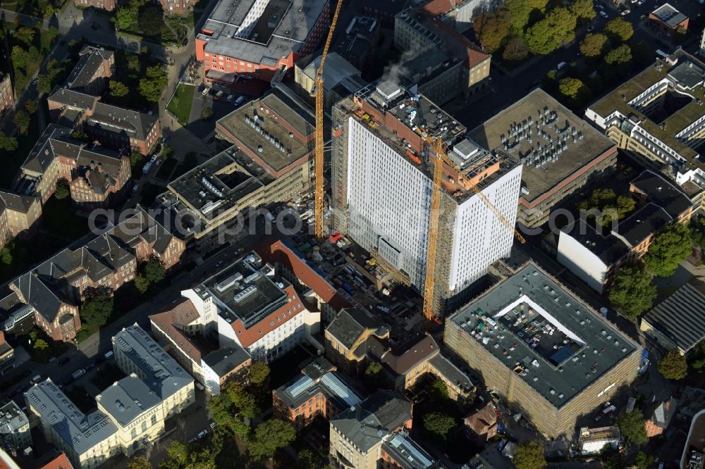 Aerial image Berlin - View of Renovation and conversion work on the high house of the bed tower at the University Hospital Charité Campus Mitte (CCM) in the district of Mitte in Berlin