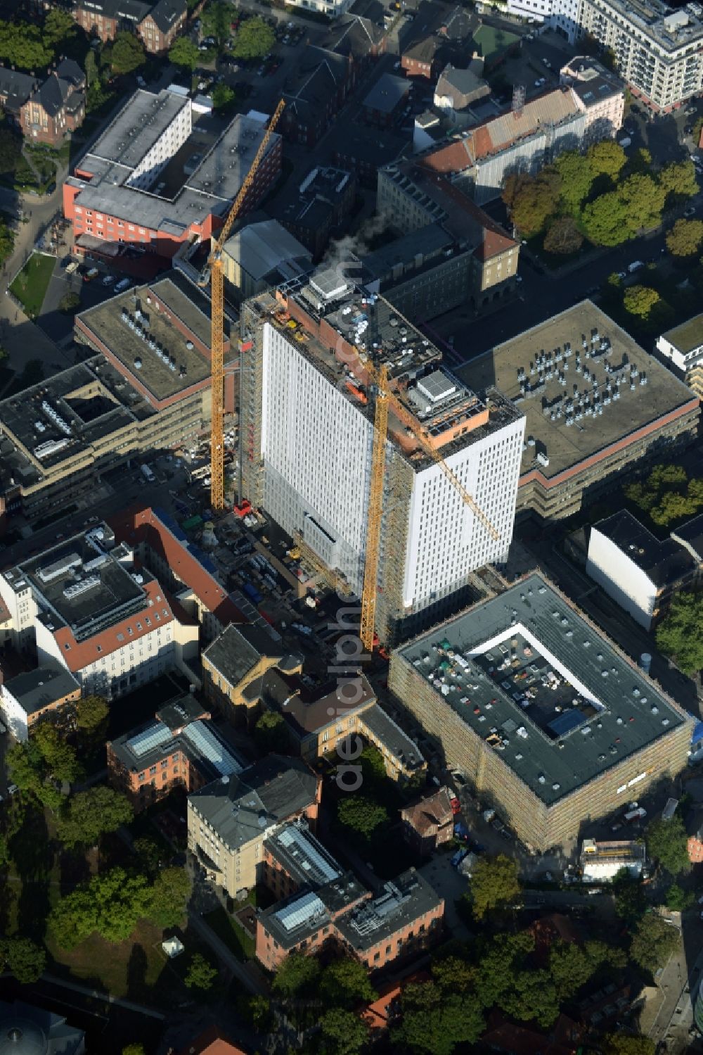 Aerial photograph Berlin - View of Renovation and conversion work on the high house of the bed tower at the University Hospital Charité Campus Mitte (CCM) in the district of Mitte in Berlin