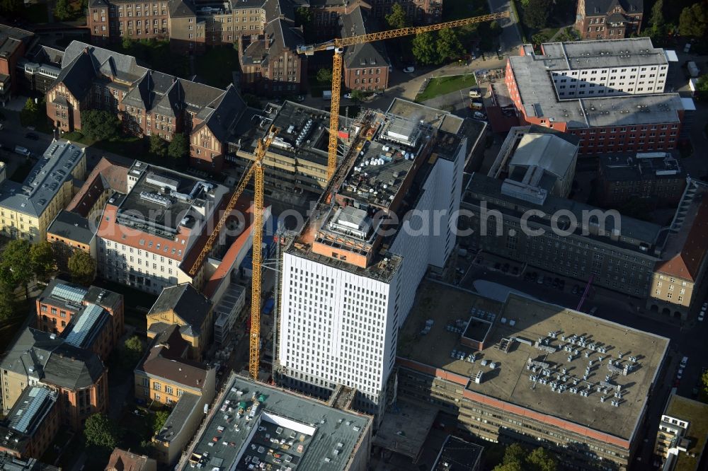 Aerial image Berlin - View of Renovation and conversion work on the high house of the bed tower at the University Hospital Charité Campus Mitte (CCM) in the district of Mitte in Berlin