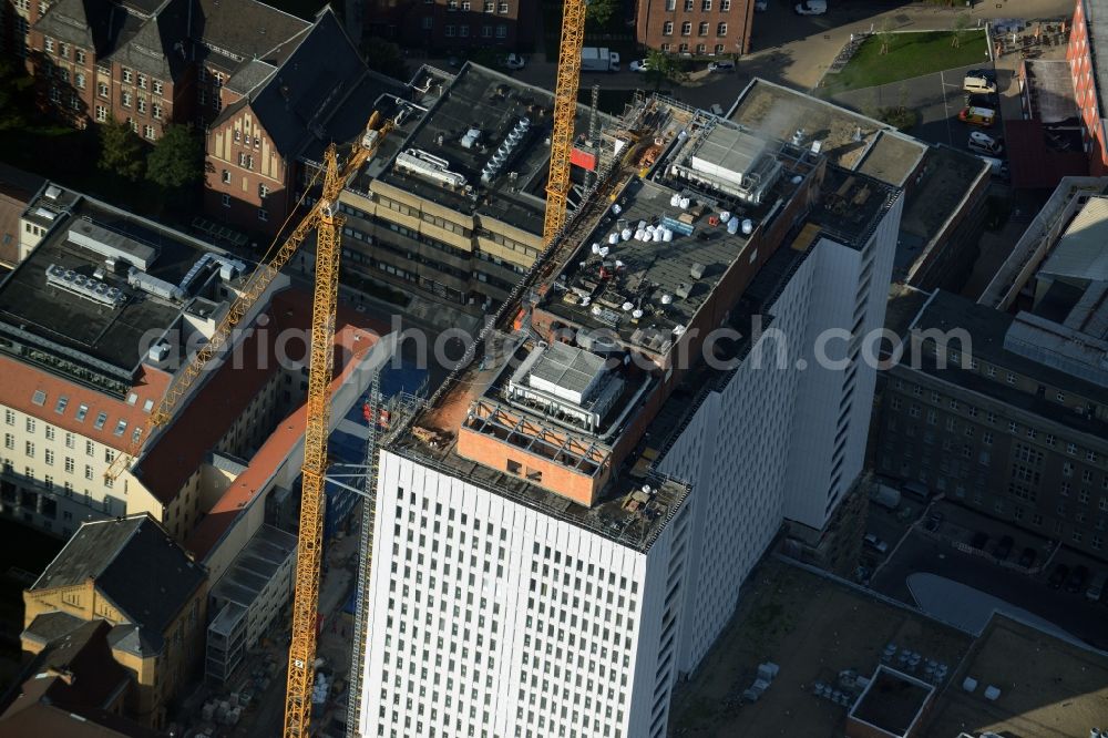 Aerial photograph Berlin - View of Renovation and conversion work on the high house of the bed tower at the University Hospital Charité Campus Mitte (CCM) in the district of Mitte in Berlin