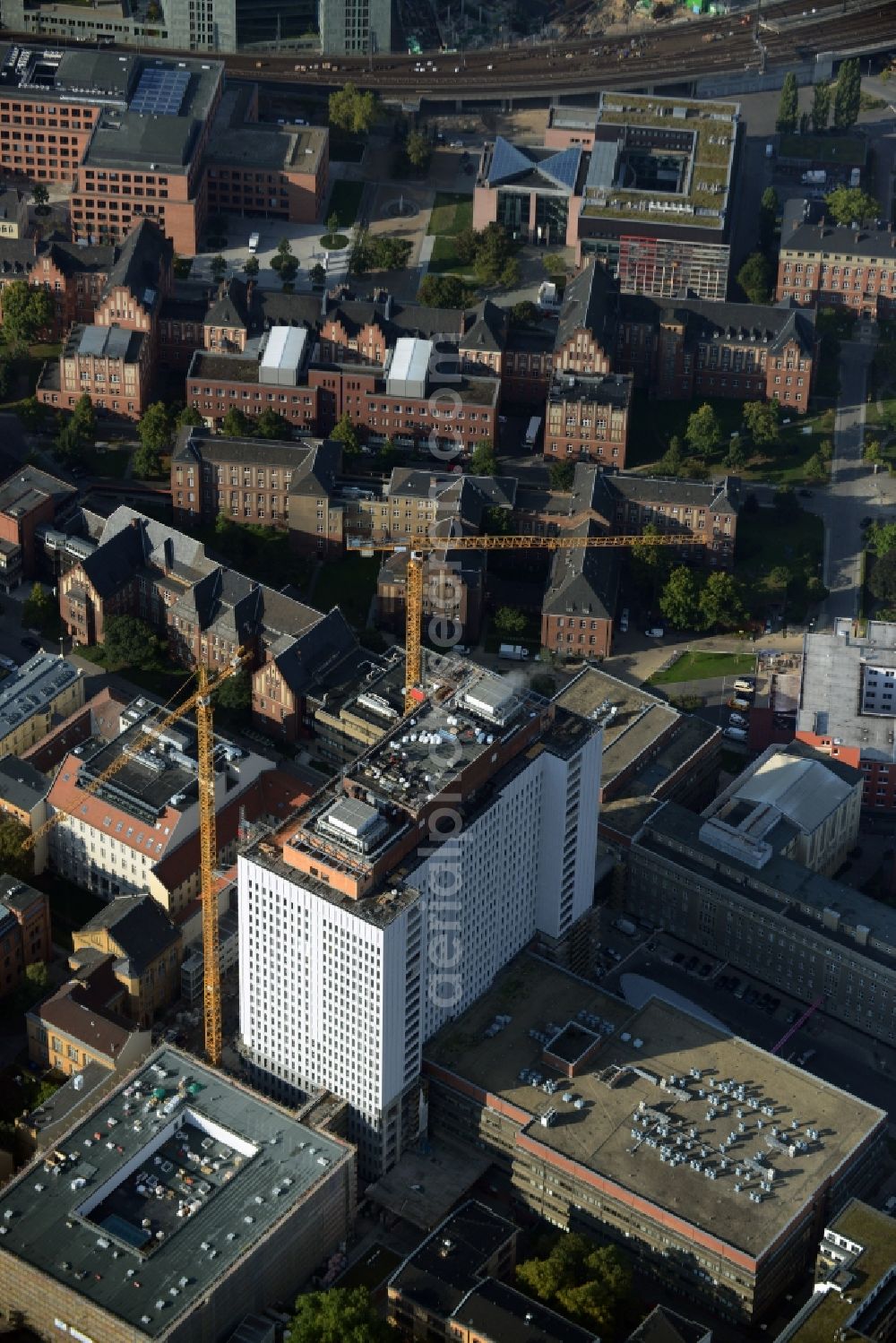 Aerial image Berlin - View of Renovation and conversion work on the high house of the bed tower at the University Hospital Charité Campus Mitte (CCM) in the district of Mitte in Berlin