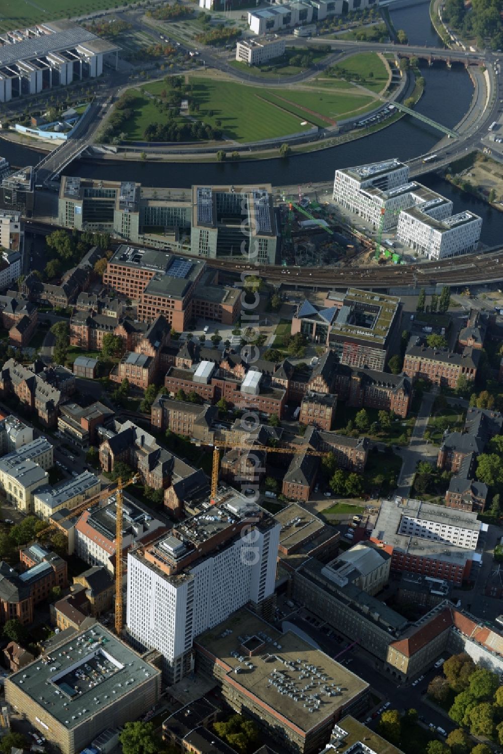 Aerial photograph Berlin - View of Renovation and conversion work on the high house of the bed tower at the University Hospital Charité Campus Mitte (CCM) in the district of Mitte in Berlin