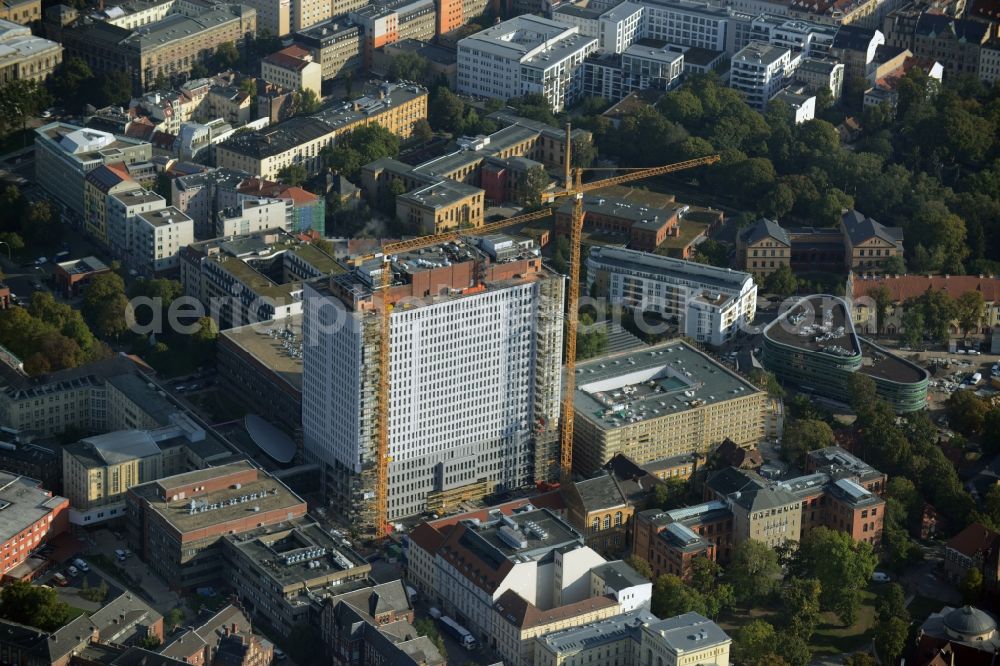 Aerial image Berlin - View of Renovation and conversion work on the high house of the bed tower at the University Hospital Charité Campus Mitte (CCM) in the district of Mitte in Berlin