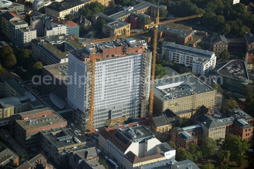 Aerial photograph Berlin - View of Renovation and conversion work on the high house of the bed tower at the University Hospital Charité Campus Mitte (CCM) in the district of Mitte in Berlin