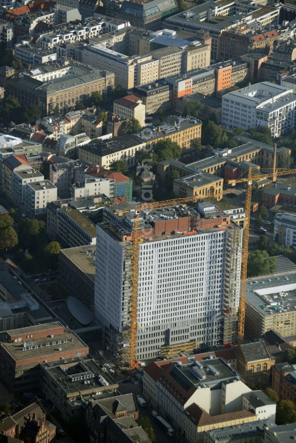 Berlin from above - View of Renovation and conversion work on the high house of the bed tower at the University Hospital Charité Campus Mitte (CCM) in the district of Mitte in Berlin