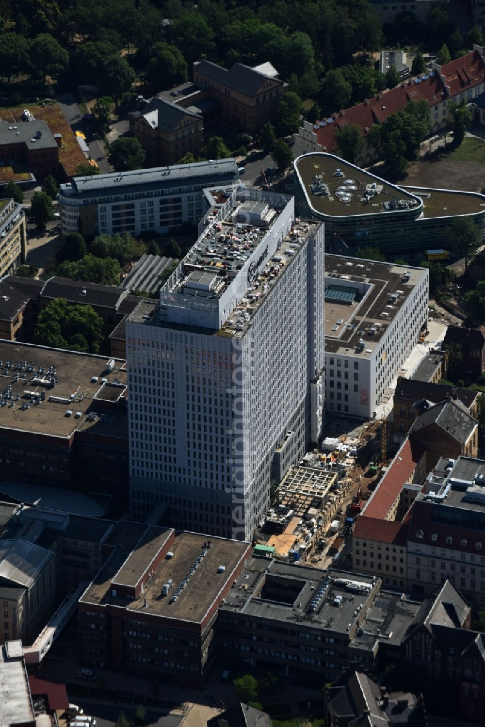 Aerial photograph Berlin - View of Renovation and conversion work on the high house of the bed tower at the University Hospital Charité Campus Mitte (CCM) in the district of Mitte in Berlin