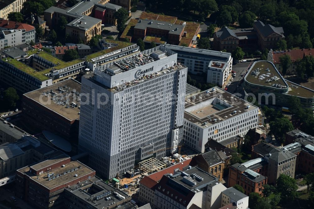 Aerial image Berlin - View of Renovation and conversion work on the high house of the bed tower at the University Hospital Charité Campus Mitte (CCM) in the district of Mitte in Berlin