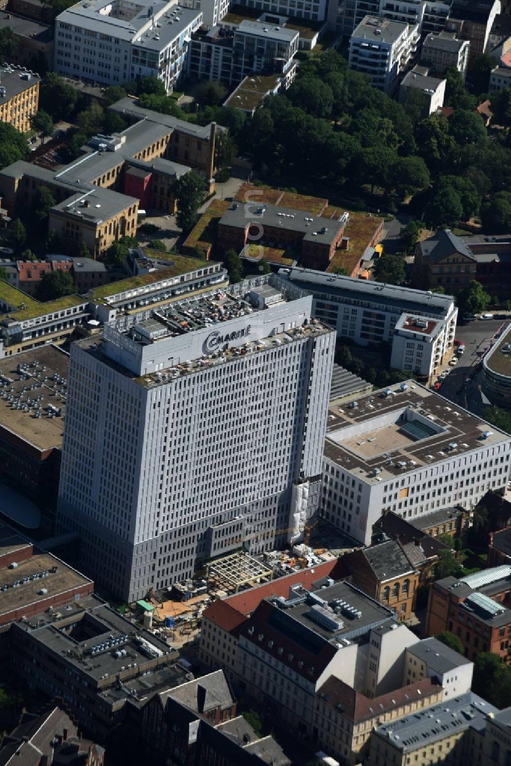 Aerial photograph Berlin - View of Renovation and conversion work on the high house of the bed tower at the University Hospital Charité Campus Mitte (CCM) in the district of Mitte in Berlin