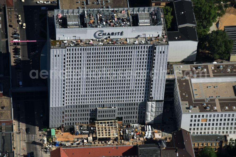 Aerial image Berlin - View of Renovation and conversion work on the high house of the bed tower at the University Hospital Charité Campus Mitte (CCM) in the district of Mitte in Berlin