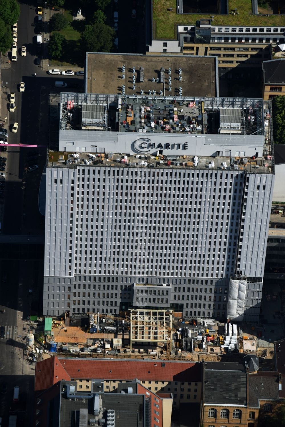 Aerial photograph Berlin - View of Renovation and conversion work on the high house of the bed tower at the University Hospital Charité Campus Mitte (CCM) in the district of Mitte in Berlin