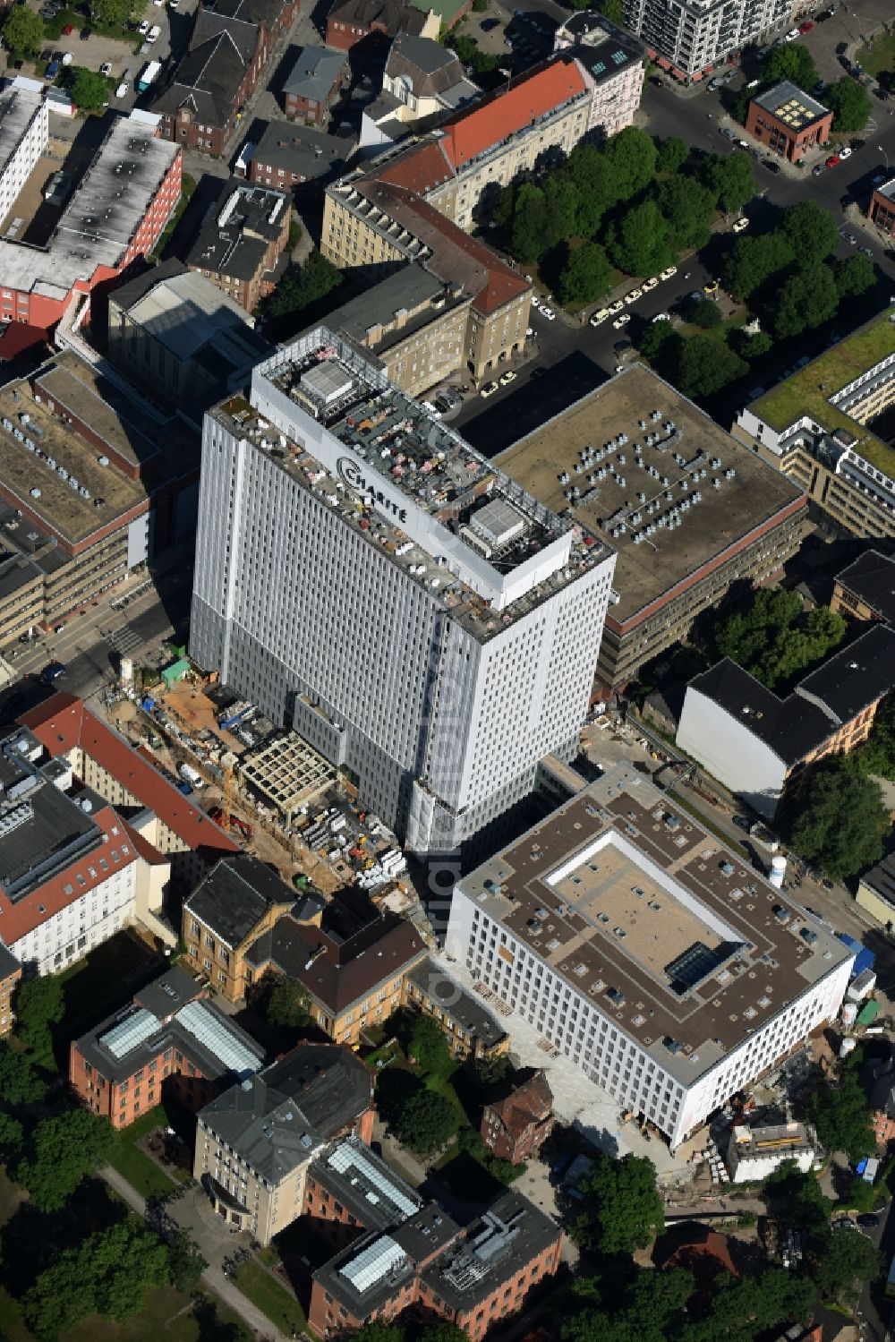 Aerial photograph Berlin - View of Renovation and conversion work on the high house of the bed tower at the University Hospital Charité Campus Mitte (CCM) in the district of Mitte in Berlin