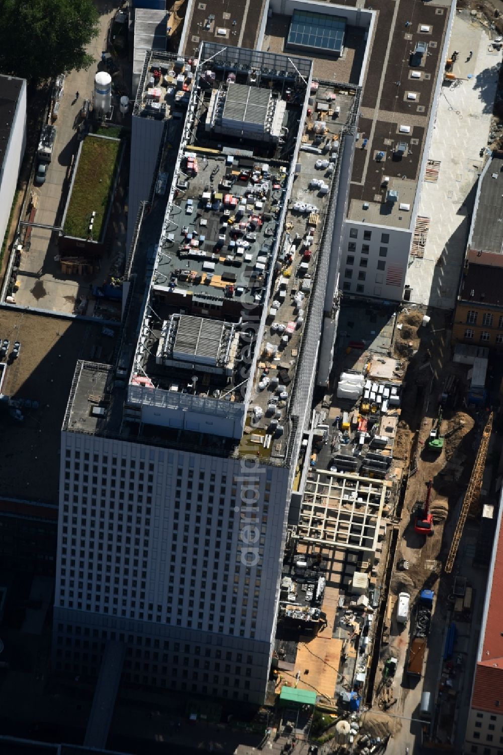 Aerial image Berlin - View of Renovation and conversion work on the high house of the bed tower at the University Hospital Charité Campus Mitte (CCM) in the district of Mitte in Berlin