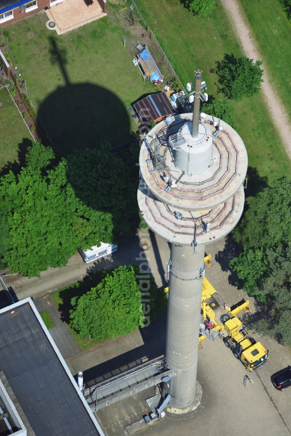 Kaltenkirchen from the bird's eye view: Sanierungsarbeiten am Antennenträger- Mast auf dem Fernsehturm- Umsetzer- Relaisstation in Kaltenkirchen im Bundesland Schleswig-Holstein. Ausführende Firma war die Werner Diener GmbH