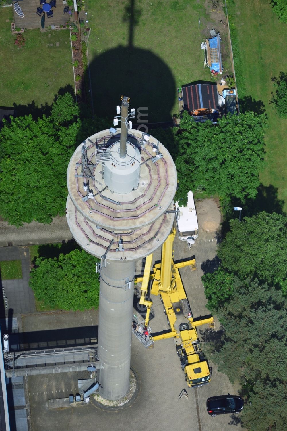 Aerial image Kaltenkirchen - Sanierungsarbeiten am Antennenträger- Mast auf dem Fernsehturm- Umsetzer- Relaisstation in Kaltenkirchen im Bundesland Schleswig-Holstein. Ausführende Firma war die Werner Diener GmbH