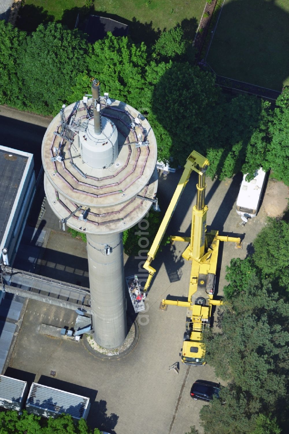 Aerial photograph Kaltenkirchen - Sanierungsarbeiten am Antennenträger- Mast auf dem Fernsehturm- Umsetzer- Relaisstation in Kaltenkirchen im Bundesland Schleswig-Holstein. Ausführende Firma war die Werner Diener GmbH