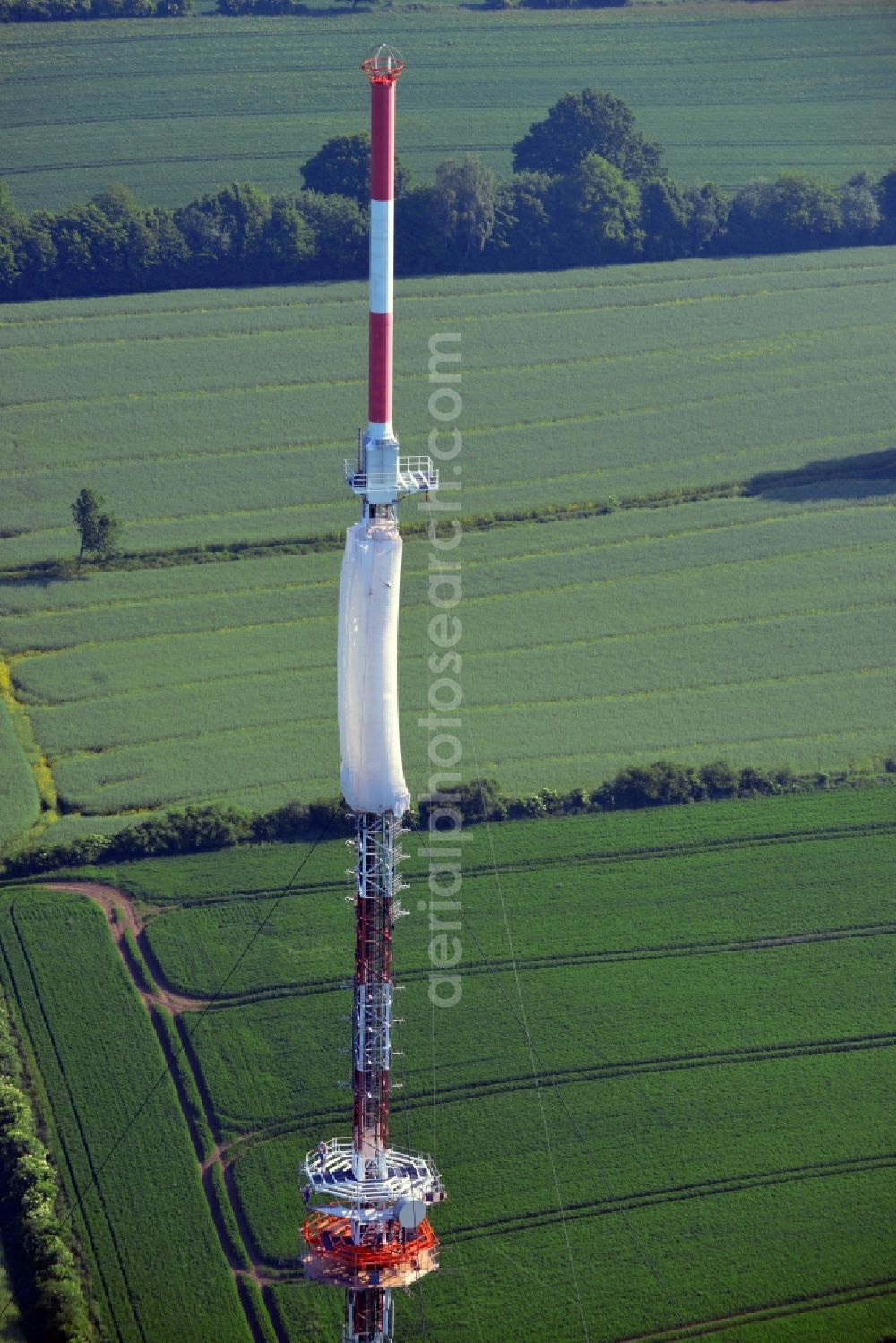 Groß Disnack from above - Sanierungsarbeiten am Antennenträger- Mast auf dem Fernsehturm- Umsetzer- Sendemast bei Groß Disnack im Bundesland Schleswig-Holstein. Ausführende Firma war die Werner Diener GmbH