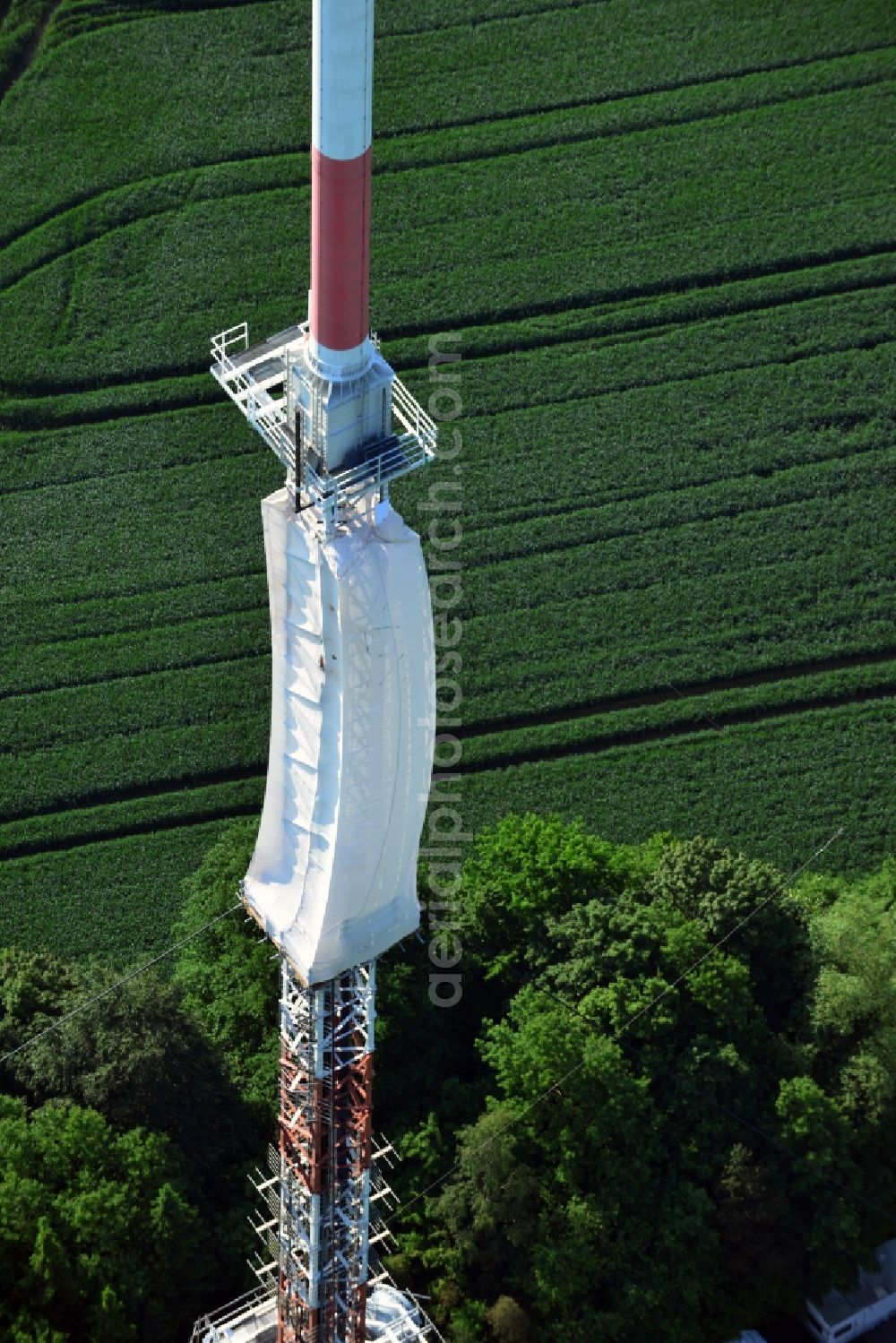 Groß Disnack from the bird's eye view: Sanierungsarbeiten am Antennenträger- Mast auf dem Fernsehturm- Umsetzer- Sendemast bei Groß Disnack im Bundesland Schleswig-Holstein. Ausführende Firma war die Werner Diener GmbH