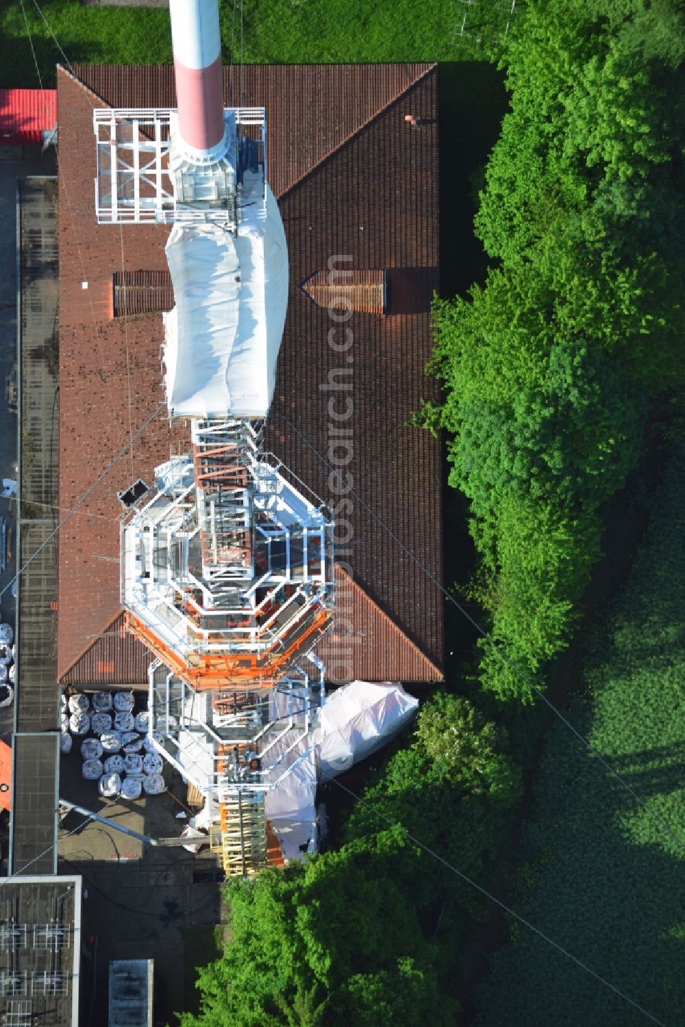 Aerial photograph Groß Disnack - Sanierungsarbeiten am Antennenträger- Mast auf dem Fernsehturm- Umsetzer- Sendemast bei Groß Disnack im Bundesland Schleswig-Holstein. Ausführende Firma war die Werner Diener GmbH