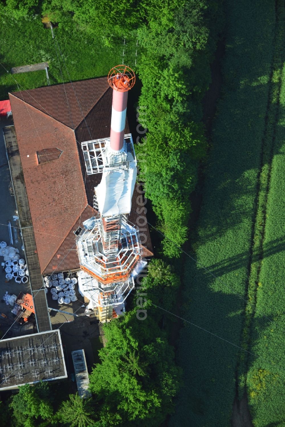 Groß Disnack from above - Sanierungsarbeiten am Antennenträger- Mast auf dem Fernsehturm- Umsetzer- Sendemast bei Groß Disnack im Bundesland Schleswig-Holstein. Ausführende Firma war die Werner Diener GmbH