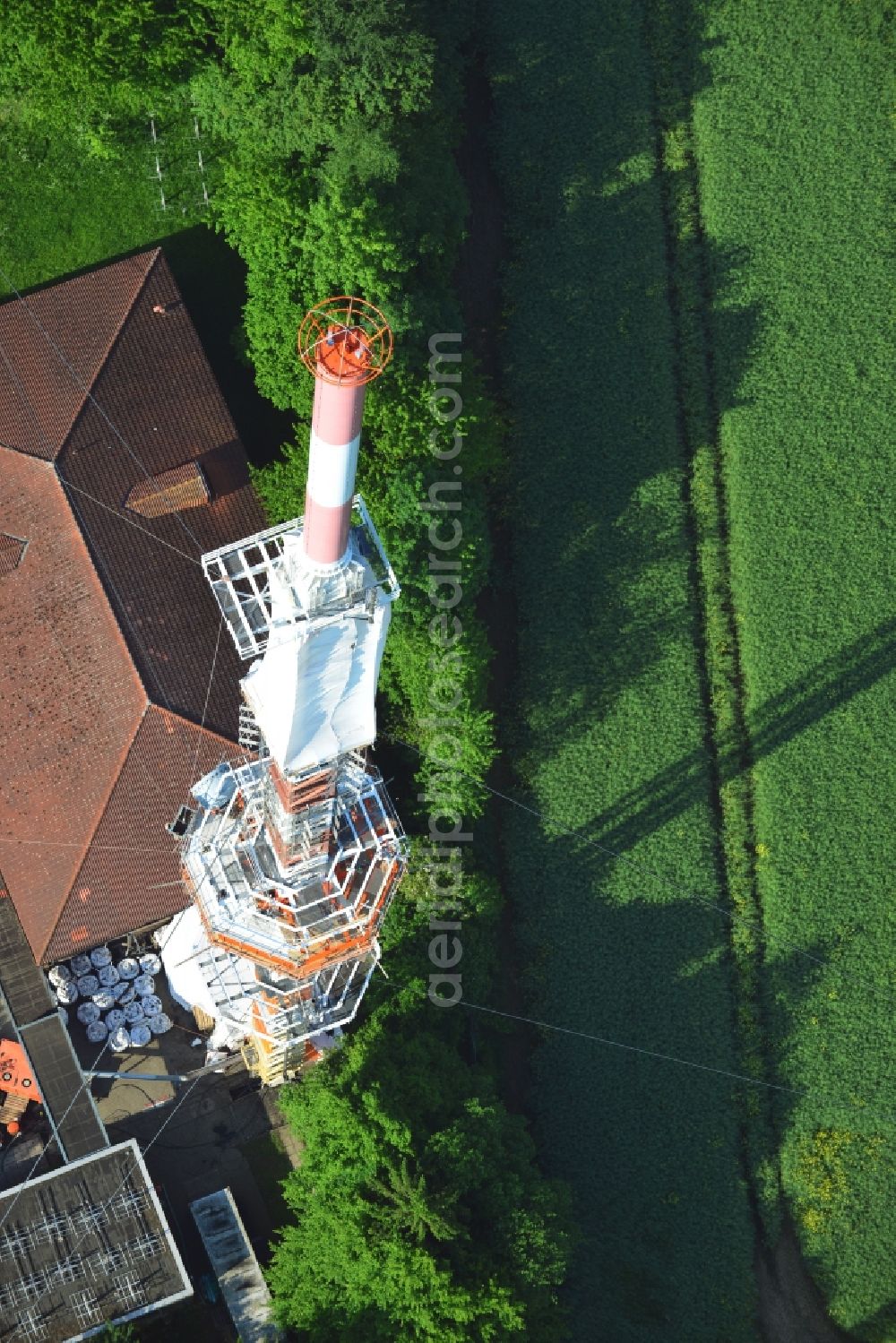 Groß Disnack from the bird's eye view: Sanierungsarbeiten am Antennenträger- Mast auf dem Fernsehturm- Umsetzer- Sendemast bei Groß Disnack im Bundesland Schleswig-Holstein. Ausführende Firma war die Werner Diener GmbH