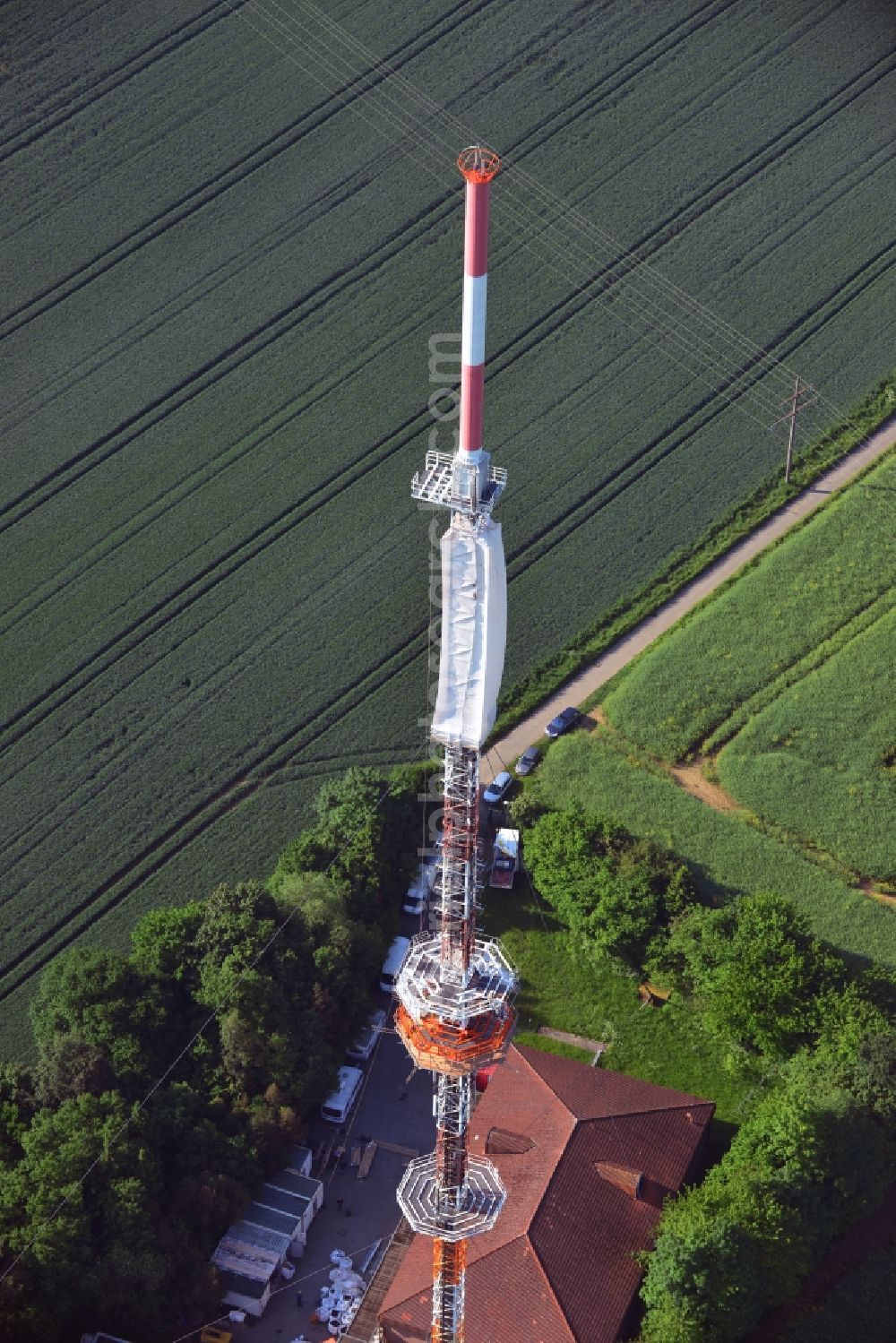 Aerial photograph Groß Disnack - Sanierungsarbeiten am Antennenträger- Mast auf dem Fernsehturm- Umsetzer- Sendemast bei Groß Disnack im Bundesland Schleswig-Holstein. Ausführende Firma war die Werner Diener GmbH