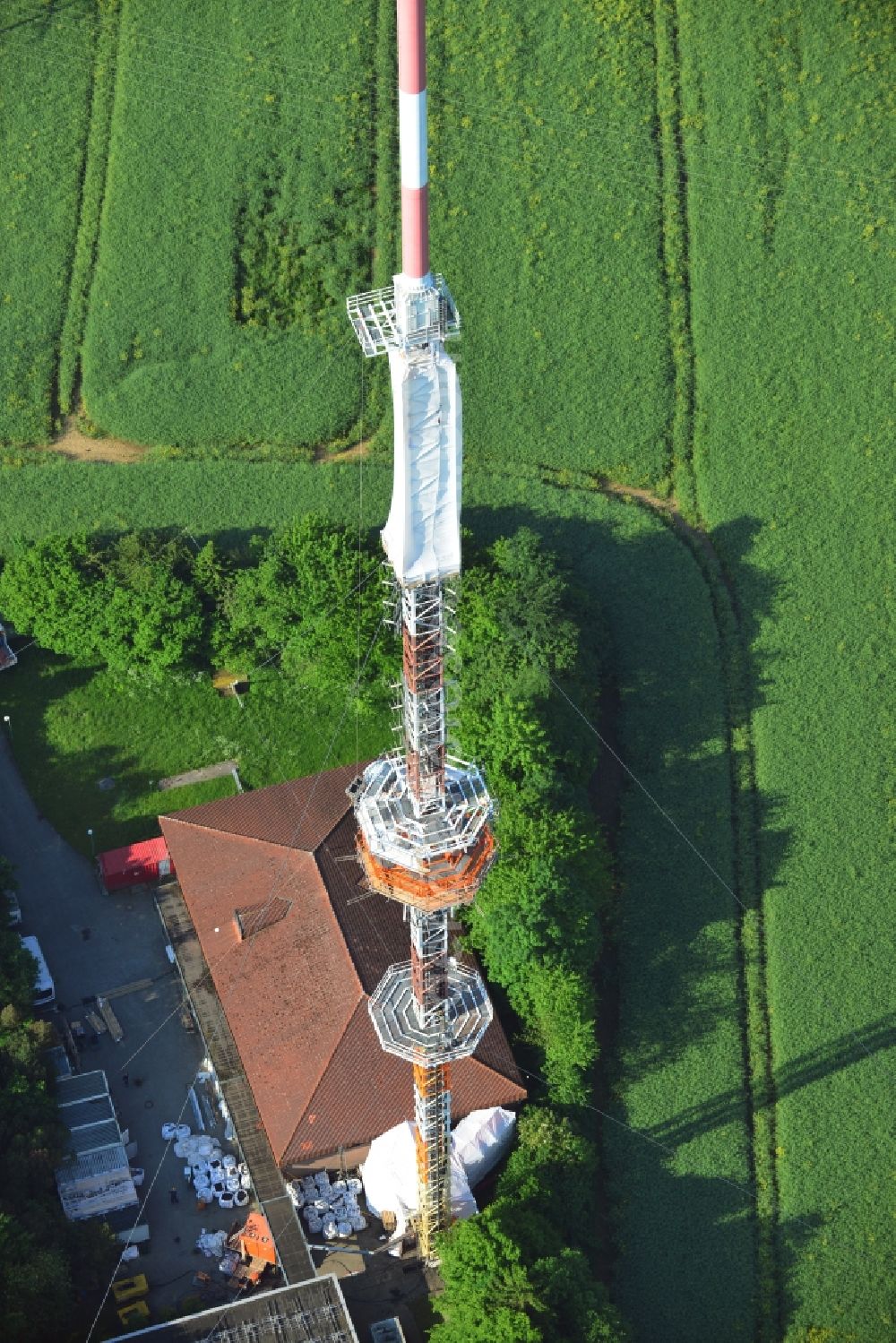 Groß Disnack from above - Sanierungsarbeiten am Antennenträger- Mast auf dem Fernsehturm- Umsetzer- Sendemast bei Groß Disnack im Bundesland Schleswig-Holstein. Ausführende Firma war die Werner Diener GmbH