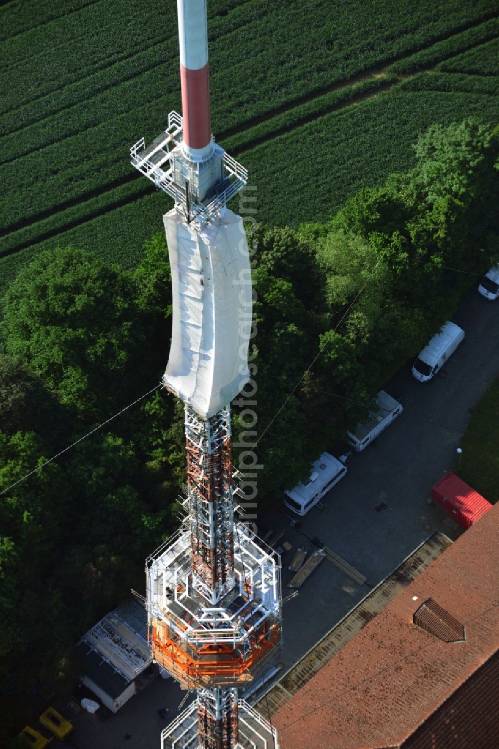 Groß Disnack from the bird's eye view: Sanierungsarbeiten am Antennenträger- Mast auf dem Fernsehturm- Umsetzer- Sendemast bei Groß Disnack im Bundesland Schleswig-Holstein. Ausführende Firma war die Werner Diener GmbH