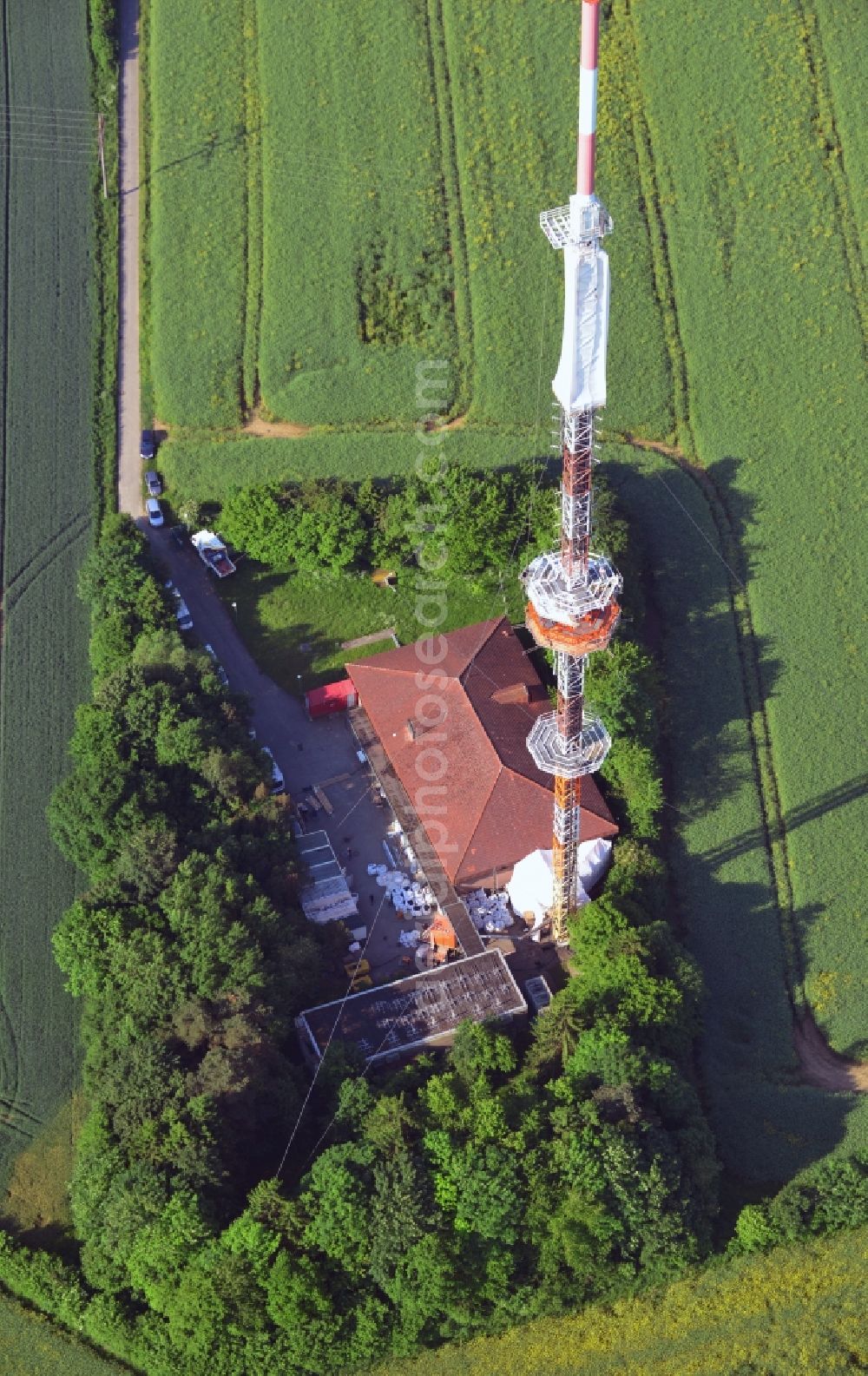 Aerial photograph Groß Disnack - Sanierungsarbeiten am Antennenträger- Mast auf dem Fernsehturm- Umsetzer- Sendemast bei Groß Disnack im Bundesland Schleswig-Holstein. Ausführende Firma war die Werner Diener GmbH