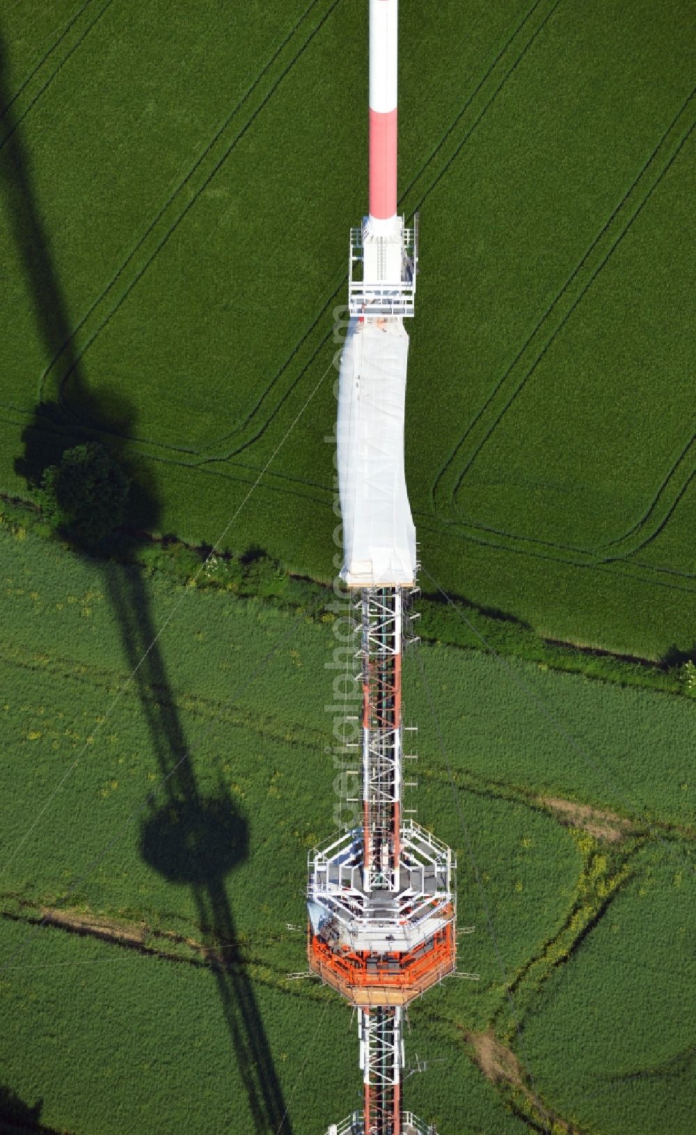 Groß Disnack from above - Sanierungsarbeiten am Antennenträger- Mast auf dem Fernsehturm- Umsetzer- Sendemast bei Groß Disnack im Bundesland Schleswig-Holstein. Ausführende Firma war die Werner Diener GmbH