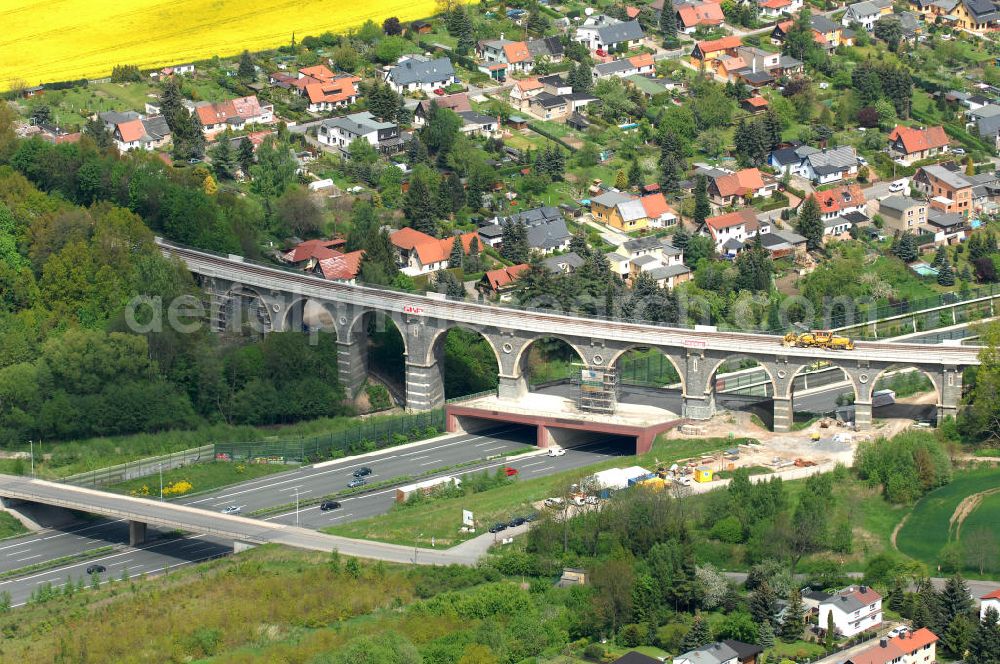 Aerial image Chemnitz - Blick auf die Sanierungsarbeiten am Bahrebachmühlenviadukt über der Autobahn A4 / E55 mit der Bahrebachsiedlung im Hintergrund. Das gemauerte Viadukt ist heute vor allem als technisches Denkmal bekannt. View of the restoration on the Bachmühle viaduct on the A4 / E55. The brick viaduct is now known mainly as a technical monument.