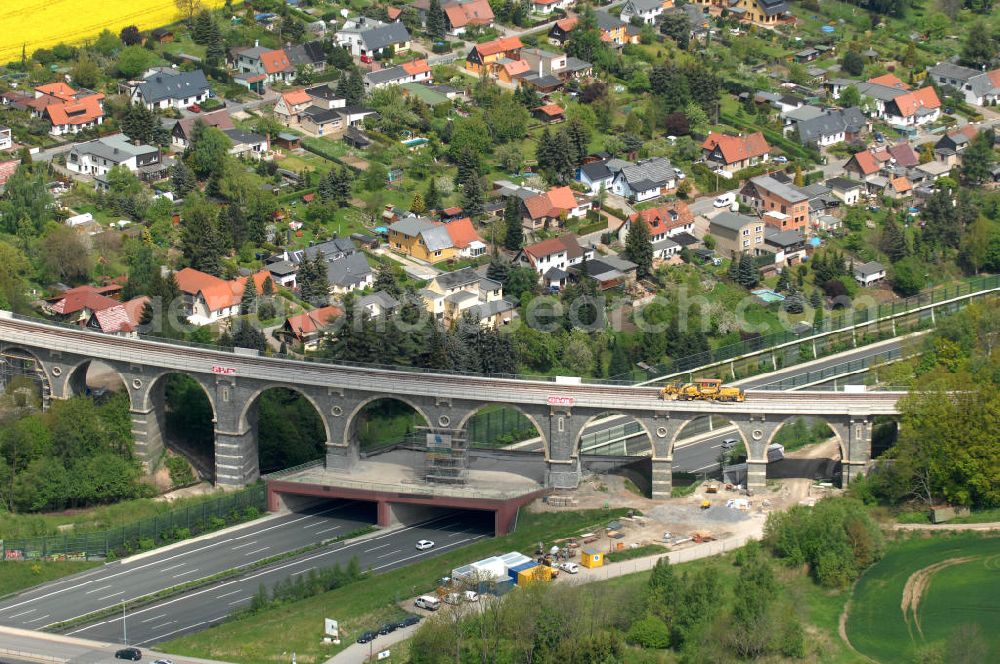 Aerial photograph Chemnitz - Blick auf die Sanierungsarbeiten am Bahrebachmühlenviadukt über der Autobahn A4 / E55 mit der Bahrebachsiedlung im Hintergrund. Das gemauerte Viadukt ist heute vor allem als technisches Denkmal bekannt. View of the restoration on the Bachmühle viaduct on the A4 / E55. The brick viaduct is now known mainly as a technical monument.