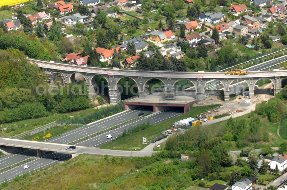 Chemnitz from above - Blick auf die Sanierungsarbeiten am Bahrebachmühlenviadukt über der Autobahn A4 / E55 mit der Bahrebachsiedlung im Hintergrund. Das gemauerte Viadukt ist heute vor allem als technisches Denkmal bekannt. View of the restoration on the Bachmühle viaduct on the A4 / E55. The brick viaduct is now known mainly as a technical monument.