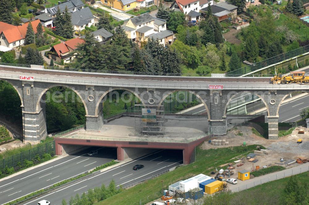 Chemnitz from the bird's eye view: Blick auf die Sanierungsarbeiten am Bahrebachmühlenviadukt über der Autobahn A4 / E55 mit der Bahrebachsiedlung im Hintergrund. Das gemauerte Viadukt ist heute vor allem als technisches Denkmal bekannt. View of the restoration on the Bachmühle viaduct on the A4 / E55. The brick viaduct is now known mainly as a technical monument.