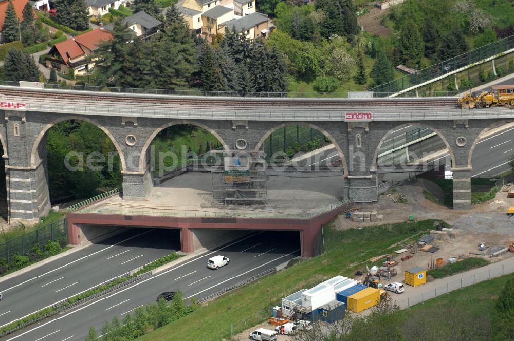 Aerial image Chemnitz - Blick auf die Sanierungsarbeiten am Bahrebachmühlenviadukt über der Autobahn A4 / E55 mit der Bahrebachsiedlung im Hintergrund. Das gemauerte Viadukt ist heute vor allem als technisches Denkmal bekannt. View of the restoration on the Bachmühle viaduct on the A4 / E55. The brick viaduct is now known mainly as a technical monument.