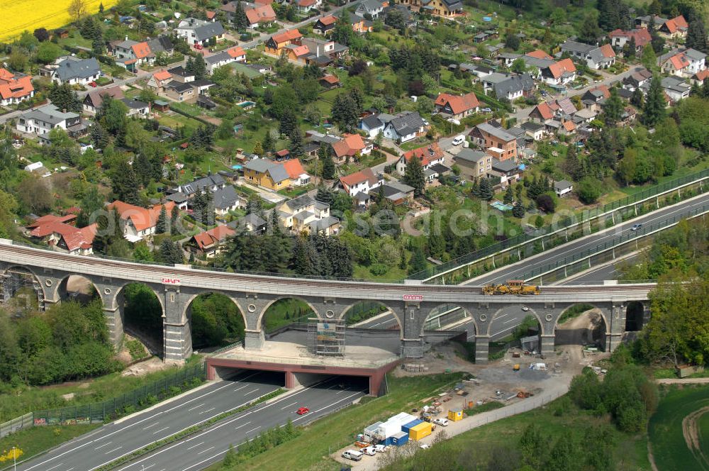 Aerial photograph Chemnitz - Blick auf die Sanierungsarbeiten am Bahrebachmühlenviadukt über der Autobahn A4 / E55 mit der Bahrebachsiedlung im Hintergrund. Das gemauerte Viadukt ist heute vor allem als technisches Denkmal bekannt. View of the restoration on the Bachmühle viaduct on the A4 / E55. The brick viaduct is now known mainly as a technical monument.