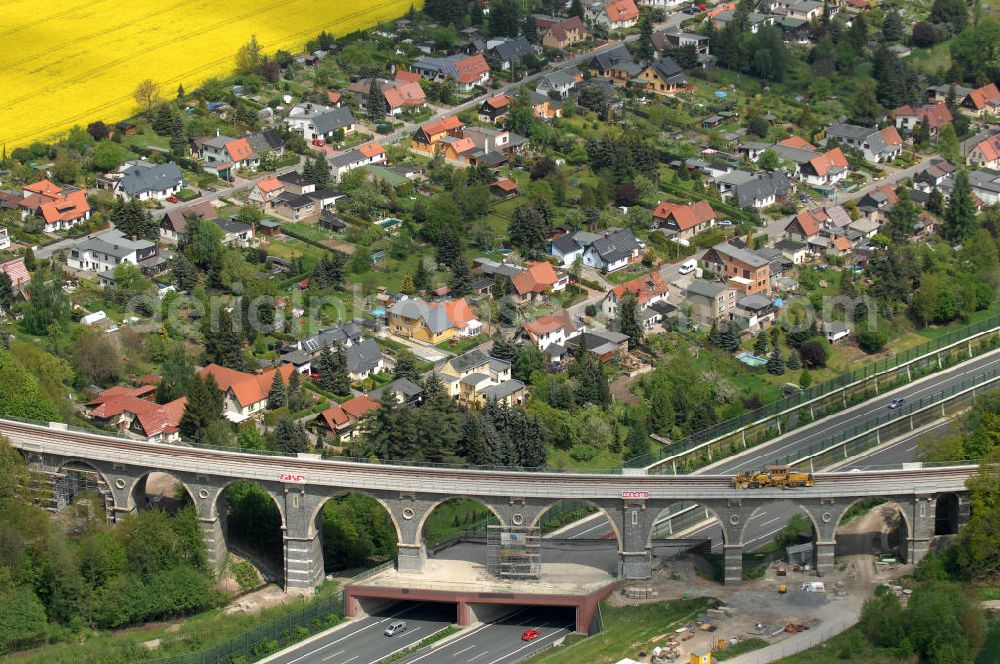 Chemnitz from above - Blick auf die Sanierungsarbeiten am Bahrebachmühlenviadukt über der Autobahn A4 / E55 mit der Bahrebachsiedlung im Hintergrund. Das gemauerte Viadukt ist heute vor allem als technisches Denkmal bekannt. View of the restoration on the Bachmühle viaduct on the A4 / E55. The brick viaduct is now known mainly as a technical monument.