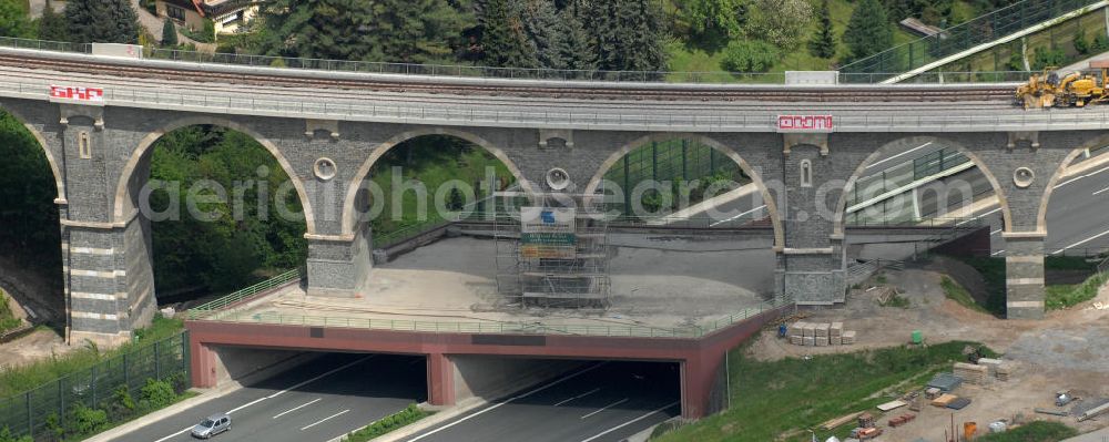 Chemnitz from the bird's eye view: Blick auf die Sanierungsarbeiten am Bahrebachmühlenviadukt über der Autobahn A4 / E55 mit der Bahrebachsiedlung im Hintergrund. Das gemauerte Viadukt ist heute vor allem als technisches Denkmal bekannt. View of the restoration on the Bachmühle viaduct on the A4 / E55. The brick viaduct is now known mainly as a technical monument.