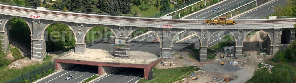 Aerial image Chemnitz - Blick auf die Sanierungsarbeiten am Bahrebachmühlenviadukt über der Autobahn A4 / E55 mit der Bahrebachsiedlung im Hintergrund. Das gemauerte Viadukt ist heute vor allem als technisches Denkmal bekannt. View of the restoration on the Bachmühle viaduct on the A4 / E55. The brick viaduct is now known mainly as a technical monument.