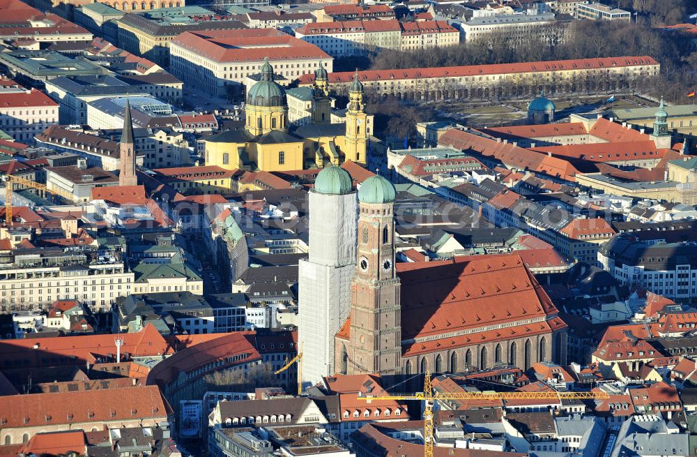 München from above - Sanierungsarbeiten am Nordturm des Doms zu Unserer Lieben Frau, meistens als Frauenkirche bezeichnet, an der Augustinerstraße in München. Die Sanierung ist ein Projekt des Staatlichen Bauamtes München. Rehabilitation works at the North Tower of the Cathedral of Our Dear Lady at the Augustinerstrasse in Munich.