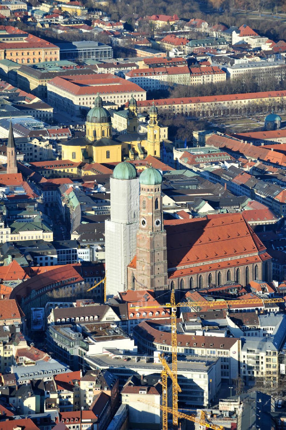 München from the bird's eye view: Sanierungsarbeiten am Nordturm des Doms zu Unserer Lieben Frau, meistens als Frauenkirche bezeichnet, an der Augustinerstraße in München. Die Sanierung ist ein Projekt des Staatlichen Bauamtes München. Rehabilitation works at the North Tower of the Cathedral of Our Dear Lady at the Augustinerstrasse in Munich.