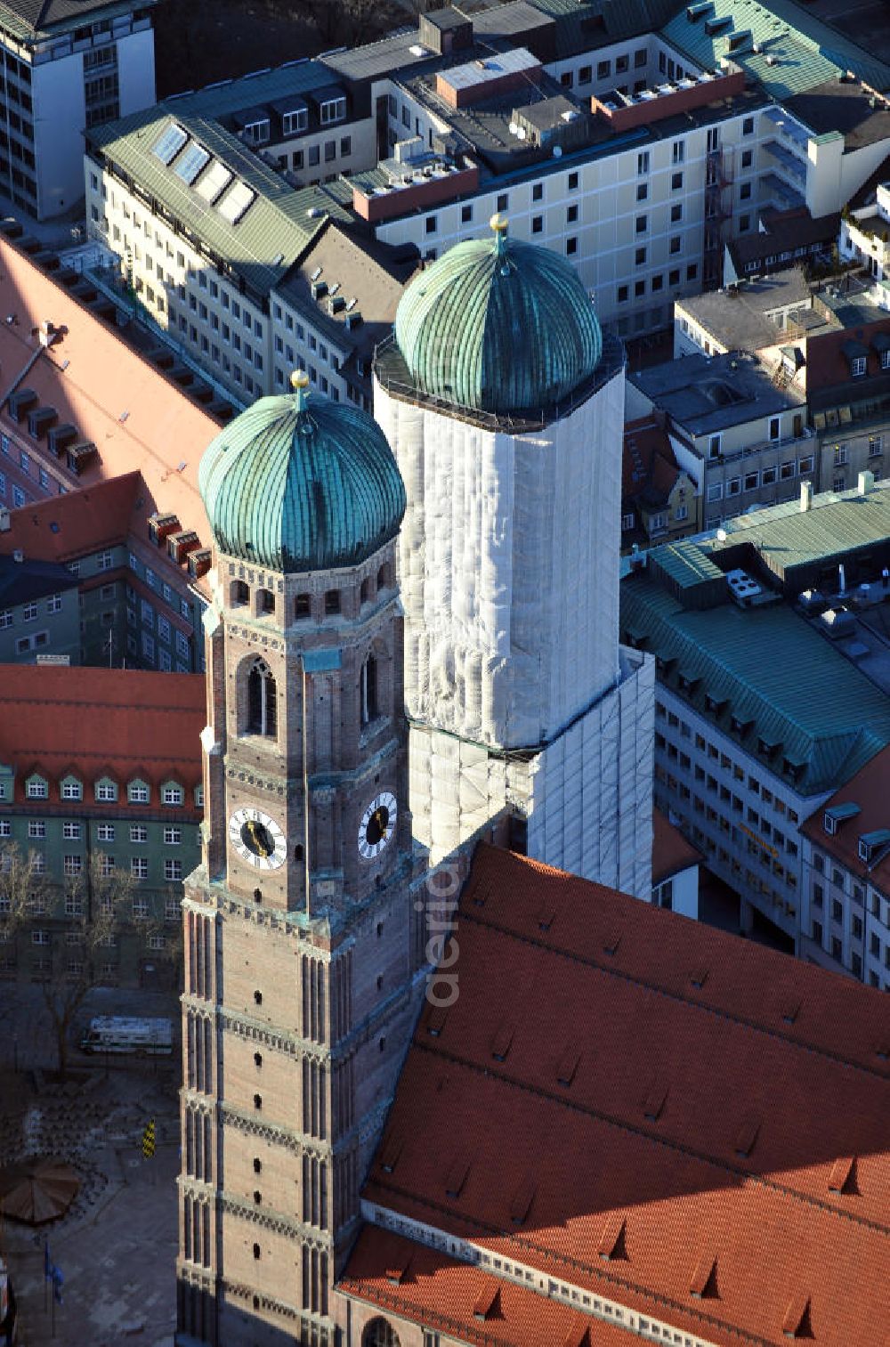 Aerial image München - Sanierungsarbeiten am Nordturm des Doms zu Unserer Lieben Frau, meistens als Frauenkirche bezeichnet, an der Augustinerstraße in München. Die Sanierung ist ein Projekt des Staatlichen Bauamtes München. Rehabilitation works at the North Tower of the Cathedral of Our Dear Lady at the Augustinerstrasse in Munich.