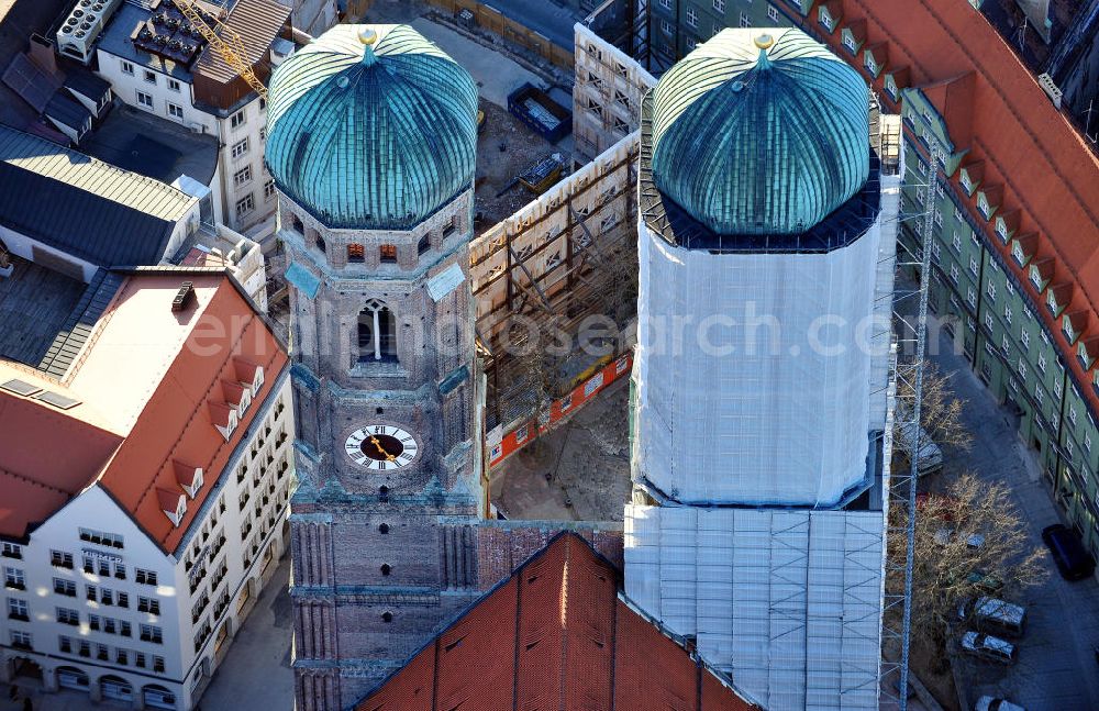 Aerial photograph München - Sanierungsarbeiten am Nordturm des Doms zu Unserer Lieben Frau, meistens als Frauenkirche bezeichnet, an der Augustinerstraße in München. Die Sanierung ist ein Projekt des Staatlichen Bauamtes München. Rehabilitation works at the North Tower of the Cathedral of Our Dear Lady at the Augustinerstrasse in Munich.