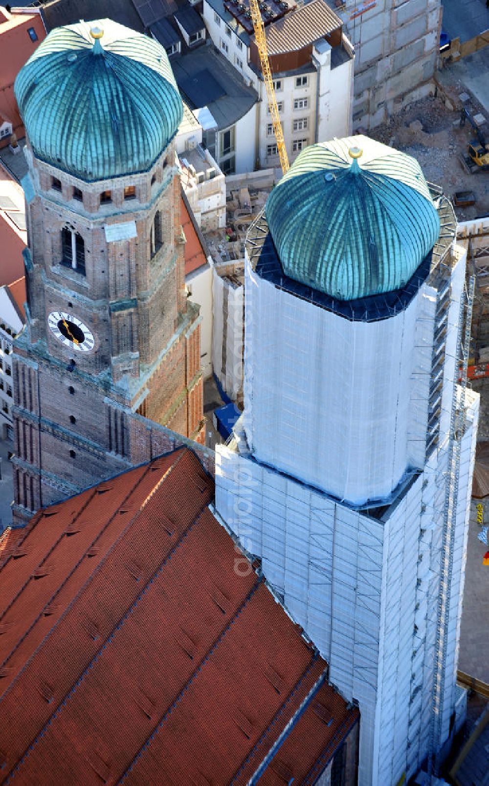 München from above - Sanierungsarbeiten am Nordturm des Doms zu Unserer Lieben Frau, meistens als Frauenkirche bezeichnet, an der Augustinerstraße in München. Die Sanierung ist ein Projekt des Staatlichen Bauamtes München. Rehabilitation works at the North Tower of the Cathedral of Our Dear Lady at the Augustinerstrasse in Munich.