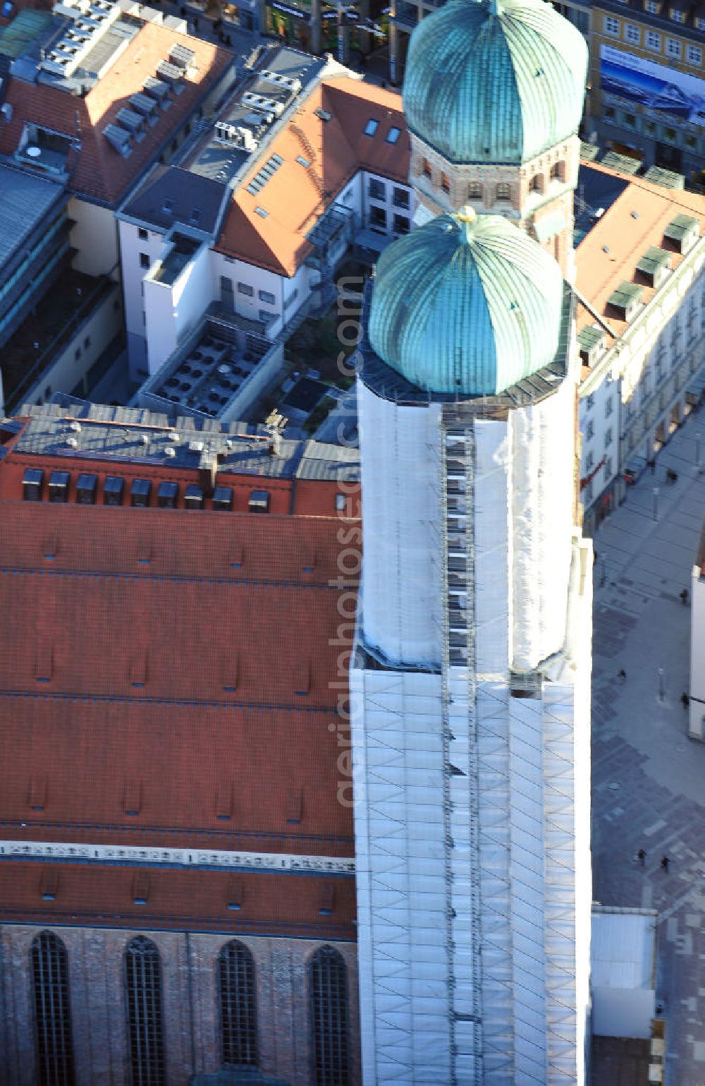 München from the bird's eye view: Sanierungsarbeiten am Nordturm des Doms zu Unserer Lieben Frau, meistens als Frauenkirche bezeichnet, an der Augustinerstraße in München. Die Sanierung ist ein Projekt des Staatlichen Bauamtes München. Rehabilitation works at the North Tower of the Cathedral of Our Dear Lady at the Augustinerstrasse in Munich.