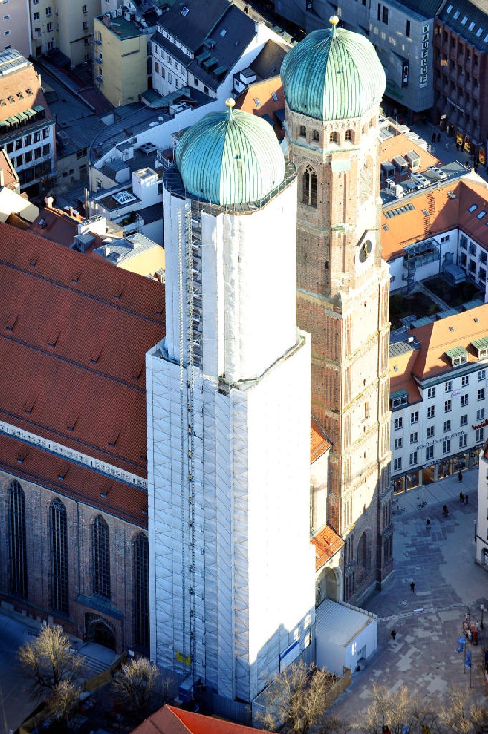 Aerial image München - Sanierungsarbeiten am Nordturm des Doms zu Unserer Lieben Frau, meistens als Frauenkirche bezeichnet, an der Augustinerstraße in München. Die Sanierung ist ein Projekt des Staatlichen Bauamtes München. Rehabilitation works at the North Tower of the Cathedral of Our Dear Lady at the Augustinerstrasse in Munich.