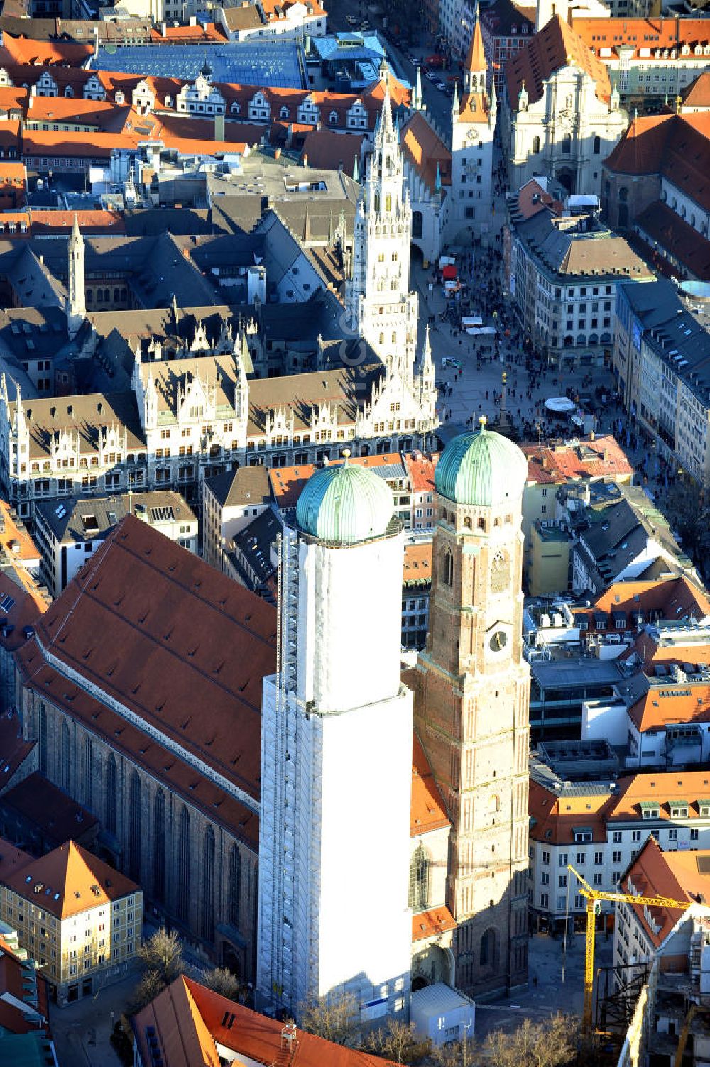 Aerial photograph München - Sanierungsarbeiten am Nordturm des Doms zu Unserer Lieben Frau, meistens als Frauenkirche bezeichnet, an der Augustinerstraße in München. Die Sanierung ist ein Projekt des Staatlichen Bauamtes München. Rehabilitation works at the North Tower of the Cathedral of Our Dear Lady at the Augustinerstrasse in Munich.