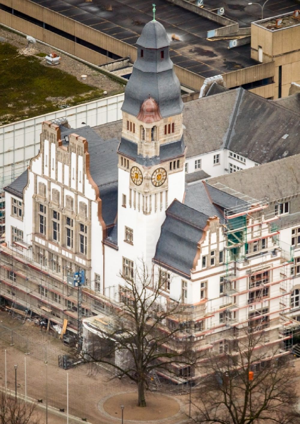 Aerial photograph Gladbeck - Renovation works on the old building of the city hall of the city administration in Gladbeck in the federal state North Rhine-Westphalia