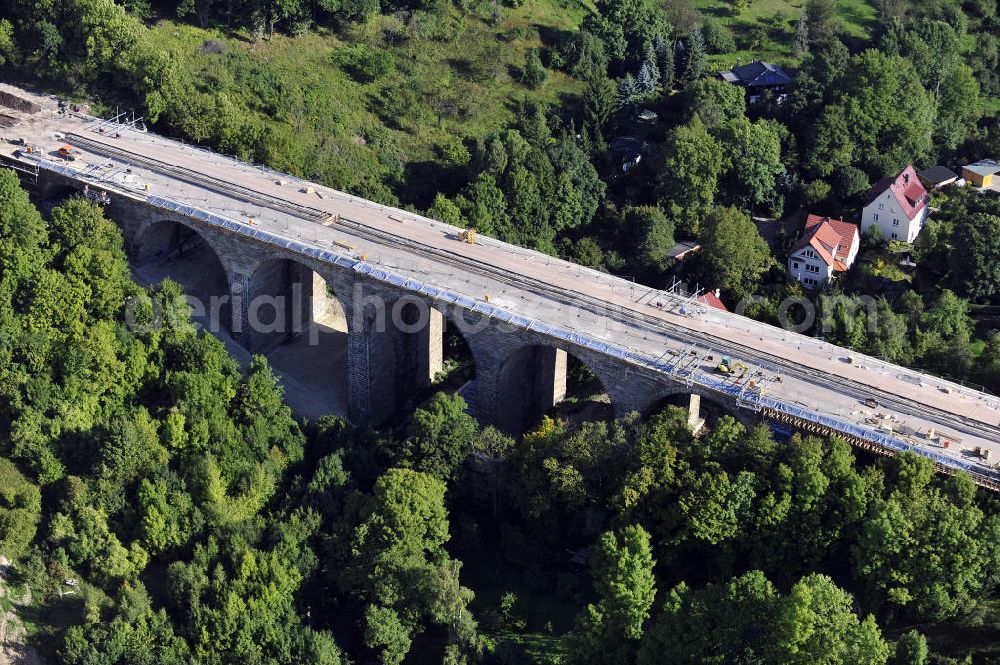 Eisenach from the bird's eye view: Blick auf die Sanierungsarbeiten der Karolinentalbrücke am alten Verlauf der BABA4 (B19) in Regie des Thüringer Landesamtes für Verkehr und Straßenbau. Die Arbeiten werden durch die EUROVIA Gruppe durchgeführt.