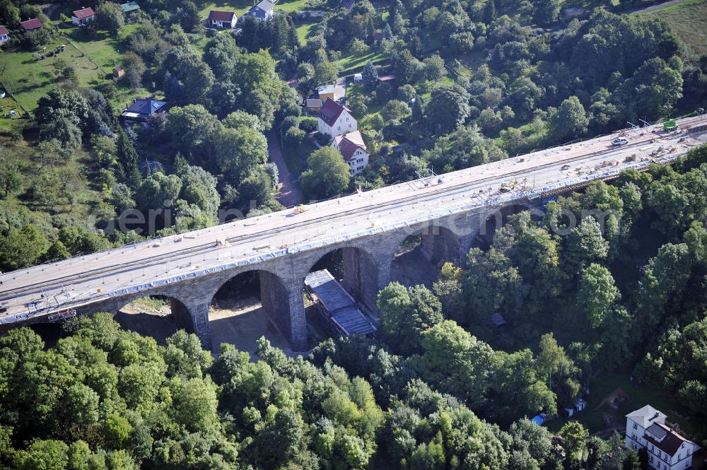 Aerial image Eisenach - Blick auf die Sanierungsarbeiten der Karolinentalbrücke am alten Verlauf der BABA4 (B19) in Regie des Thüringer Landesamtes für Verkehr und Straßenbau. Die Arbeiten werden durch die EUROVIA Gruppe durchgeführt.