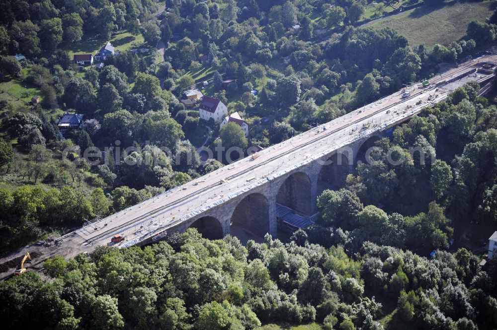 Aerial photograph Eisenach - Blick auf die Sanierungsarbeiten der Karolinentalbrücke am alten Verlauf der BABA4 (B19) in Regie des Thüringer Landesamtes für Verkehr und Straßenbau. Die Arbeiten werden durch die EUROVIA Gruppe durchgeführt.